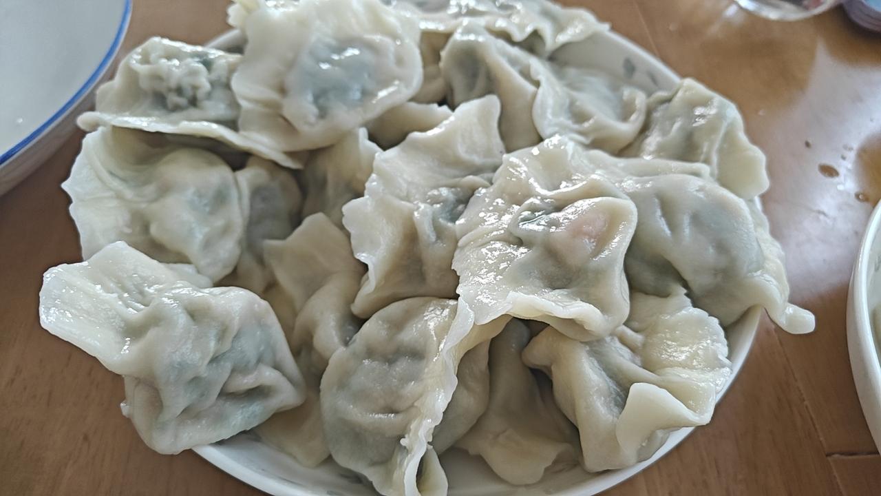 今天早上我先跟战友老胡说，我想吃饺子，不知道山东人会不会包饺子。老胡说，我跟六哥