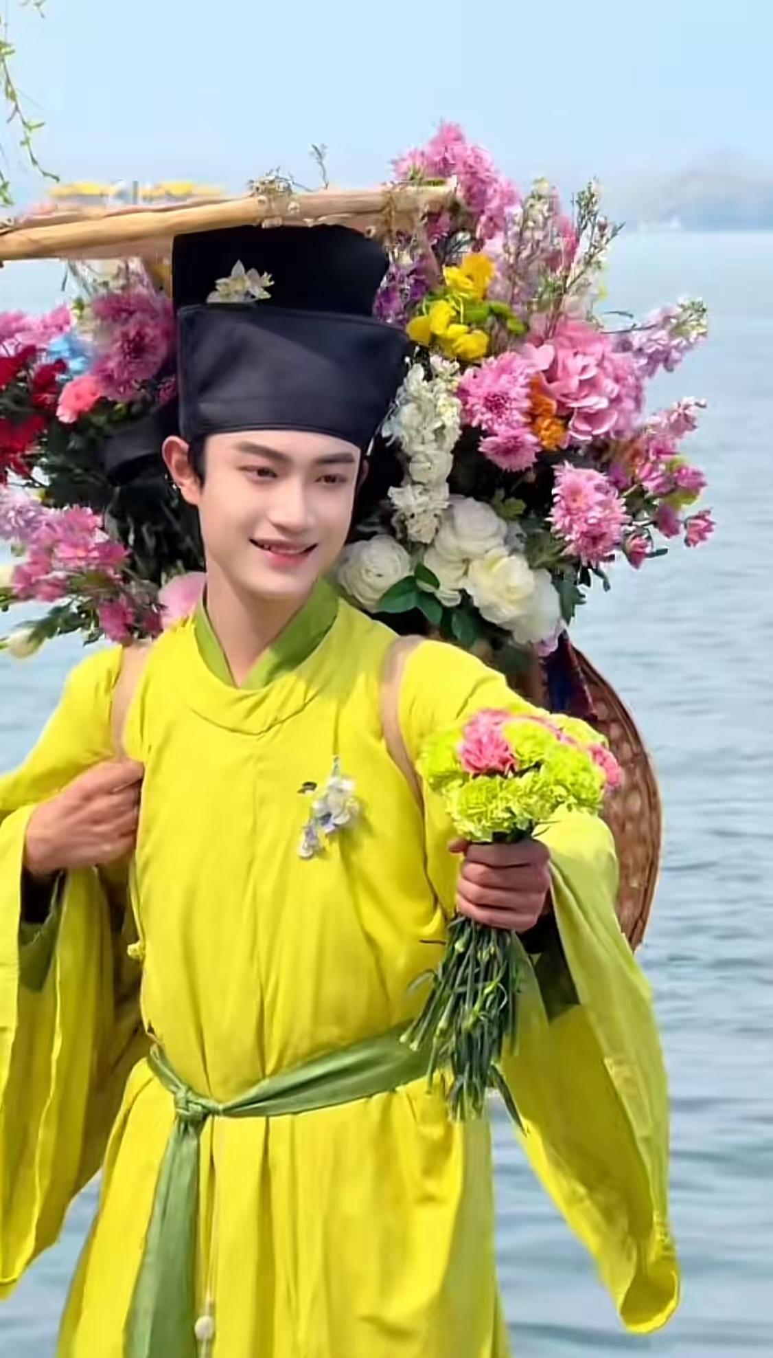 这位簪花郎怕是要火出圈了！西湖边来了一位卖花郎，像是从《清明上河图》里缓步走来