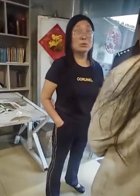 苏州街头，女子焦急寻觅丢失的手机，好不容易定位到捡手机的大妈。大妈双手插兜，竟狮