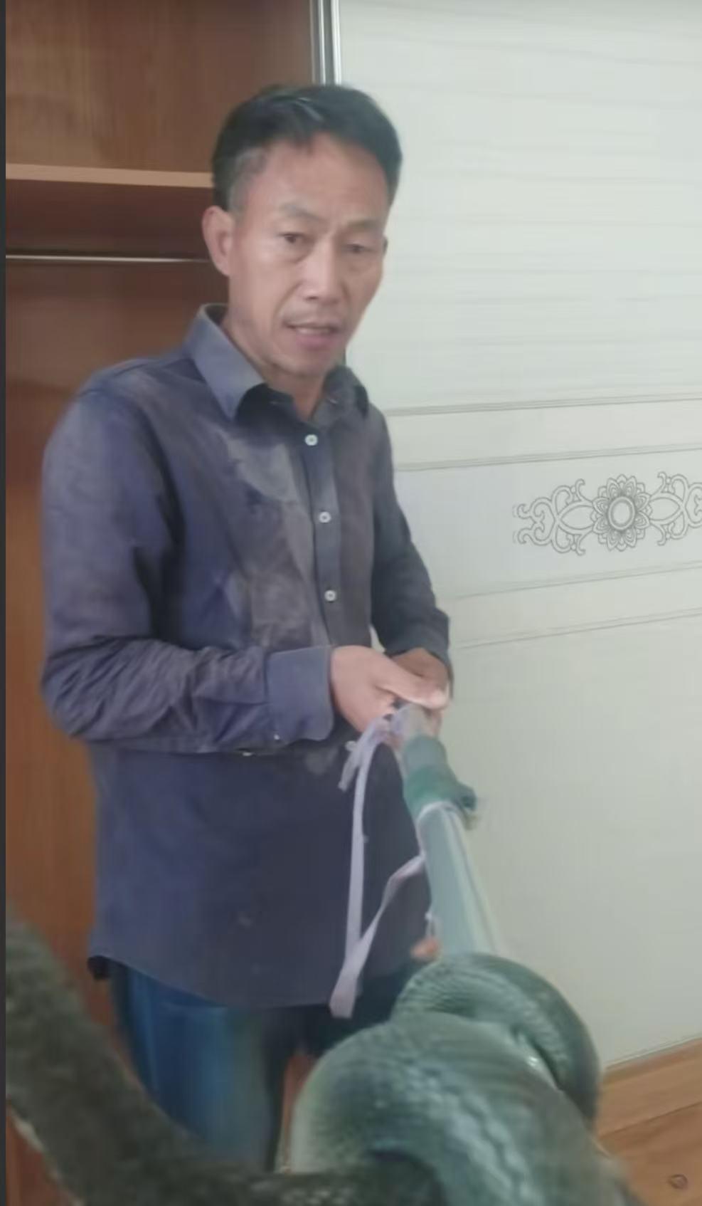 湖南邵阳一名老人在直播抓蛇时被毒蛇咬伤,在医院得知血清价格后没有注射,选择离开,