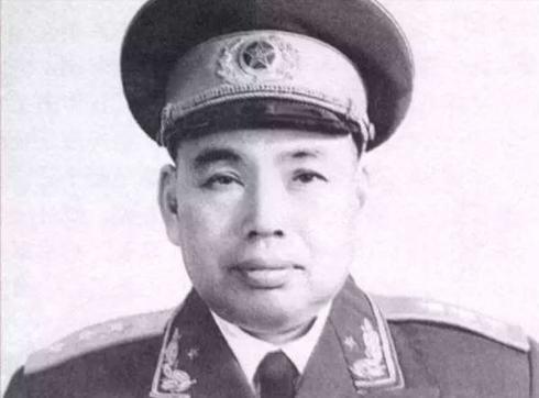 1955年，战功赫赫的许世友只评了一个上将军衔，内心有点不服气。憋不住事的他，直