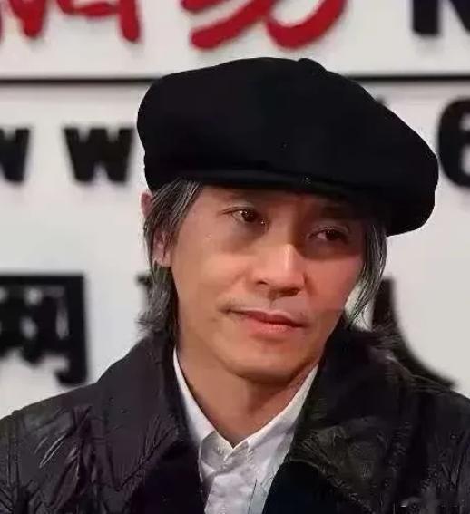 主持人问周星驰:演艺圈里，王晶是不是最了解你的人？周星驰说:我从来都不知道王晶导