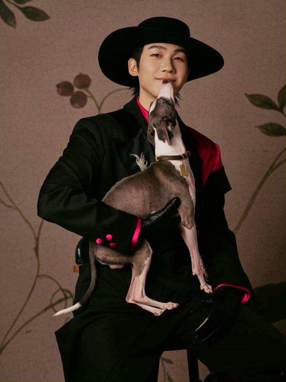 白举纲戴帽子的男人与小狗小白和狗狗的组合，简直就是治愈系的最佳拍档啊！直接把人