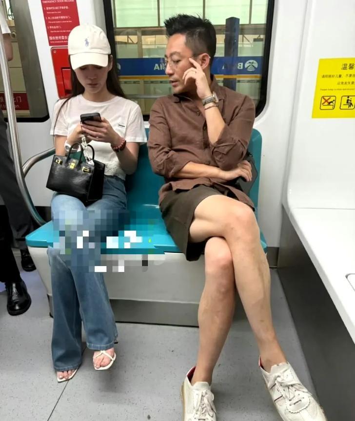 有人在北京机场摆渡车上撞见汪小菲和马筱梅了！两人刚陪孩子从台北回北京，画面太有