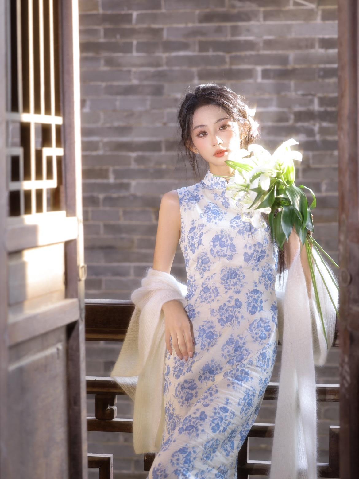 “树树皆秋色，山山唯落晖”