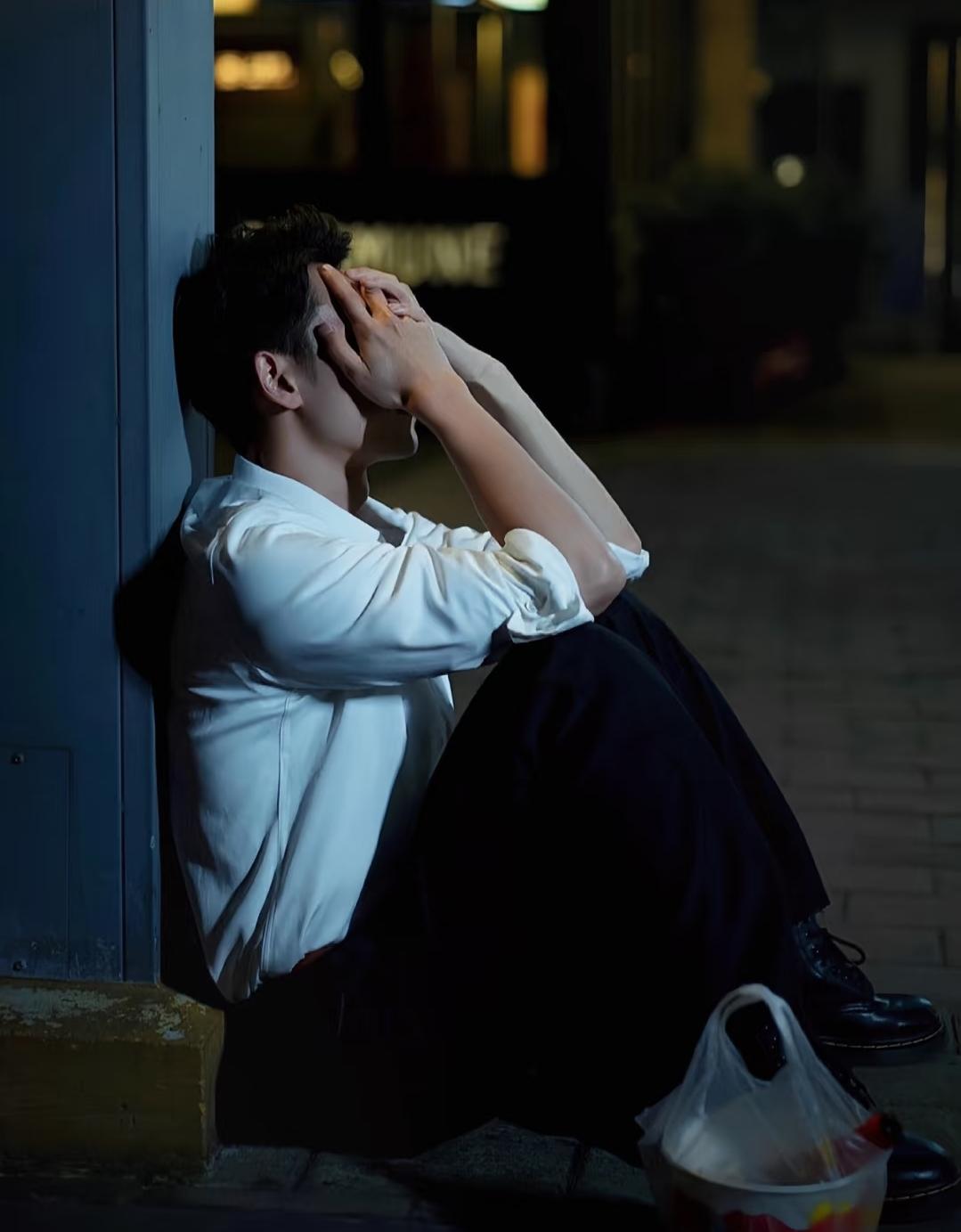 我爸偷偷给我大爷借了28万，18万有欠条我知道，剩下10万是微信转的，我到后面才