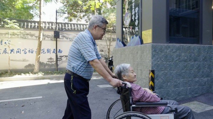 80岁奶奶上下楼不必再花钱请人背……老小区实现加梯全覆盖, 秘诀在哪?