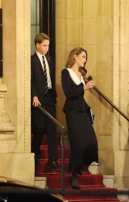 凯特王妃撞衫女演员米歇尔，王妃与女星气质一目了然！11月8日凯特现身伦敦南肯辛顿