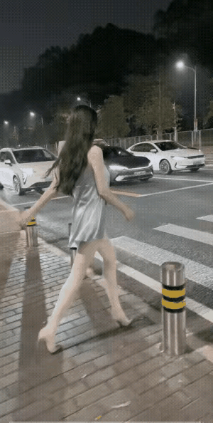 美女过马路，给人一种走T台秀的即视感~