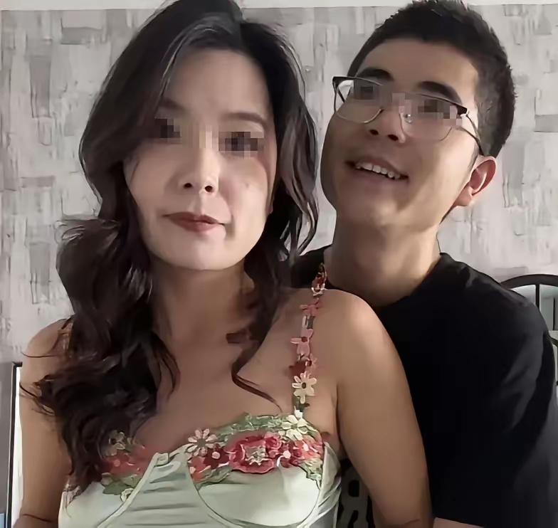 太狠了！36岁离异带娃的房产女销售，搭上23岁单纯退伍拆迁户小伙，闪婚之后巧设名