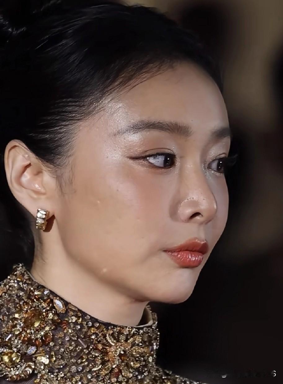真大嫂高叶皮肤不算完美，但我就是喜欢！不过她脸比脖子黑，估计是粉底色号没选对，或