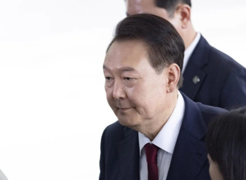 尹锡悦真的太悲催了，人还在牢房，韩国法院再次下达拘捕令。当地时间7月31日，韩国