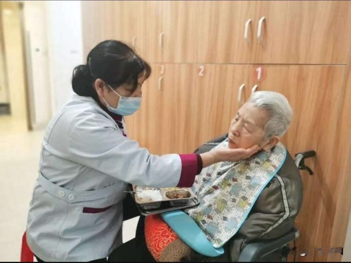 有位女业主说：“我前后给我母亲请过五个保姆，后来才知道，保姆圈根本就是藏污纳垢的