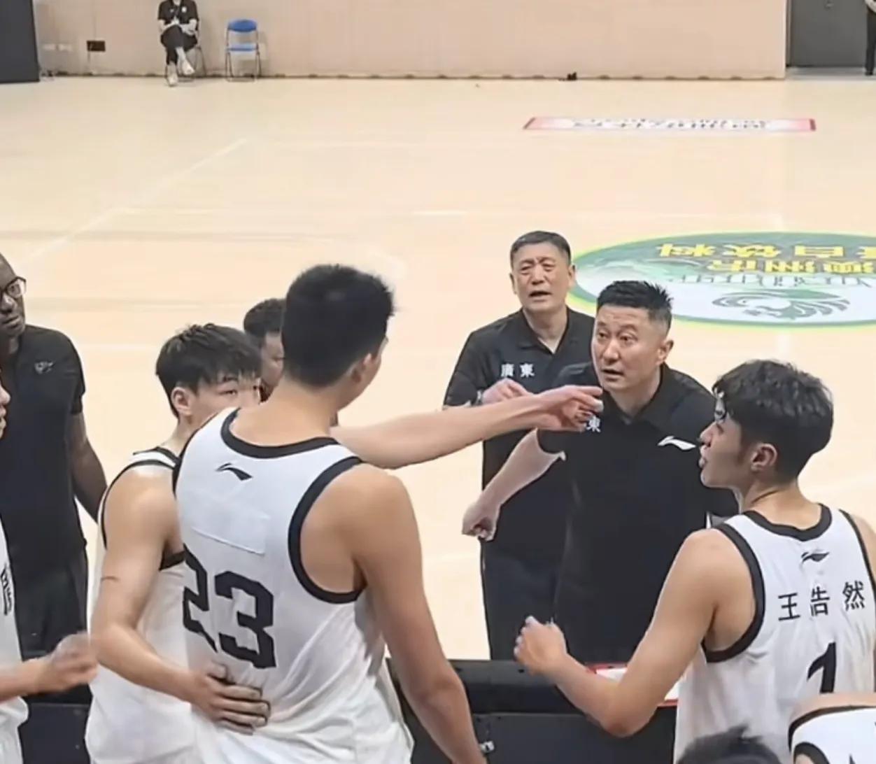 徐昕所争取到的光亮，或许能照亮许多年轻球员。被称为CBA第一青训的广东宏远，两三