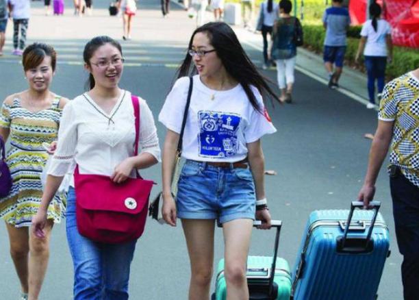 大学生天塌了！十八岁那年，多少人都在班主任嘴里听过同一句话：＂现在苦一点，等考上