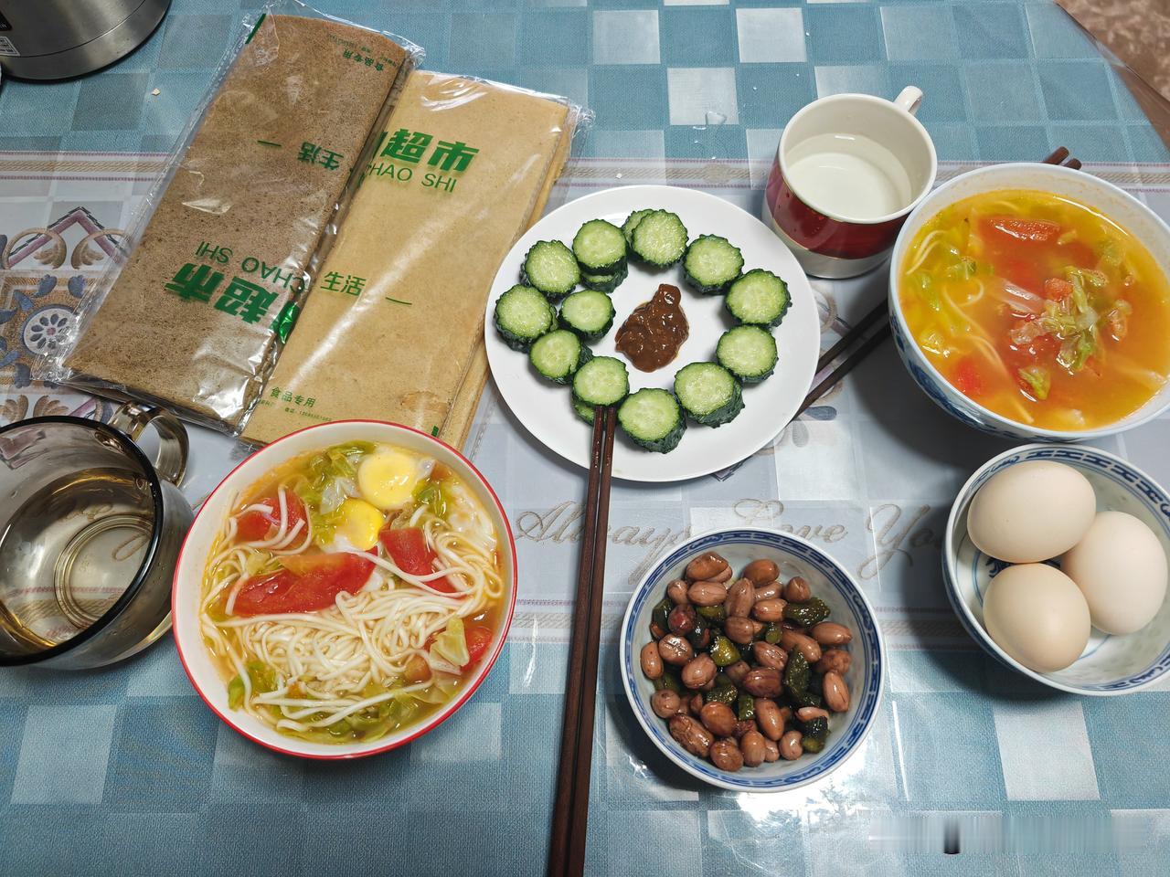 早餐吃什么～早晨问老公在家吃饭吗？他说喝口面条就行。喝面条很省事，还有两个