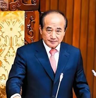 王金平这次在电台连线抛出的"国防外交归中央，其它可以商量"，配上那句"主权同而不