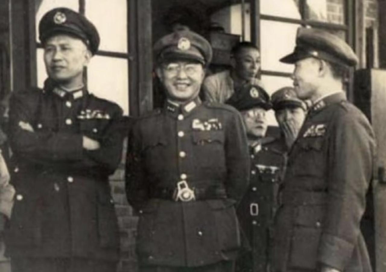 没想到这张1946年的国军高层合影，站C位的主角其实是被排挤走的！1946年7月