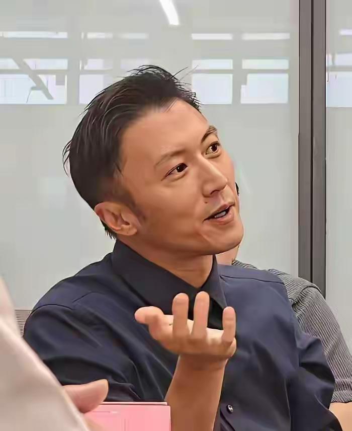 都说谢霆锋离开滤镜就不帅了，说人家满脸的皱纹，老得不一般。可我怎么觉得谢霆锋