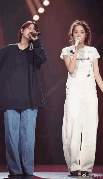 杨丞琳这状态有点吓人，一个84年的和00后的站在一起居然像是同龄人？！1.60出