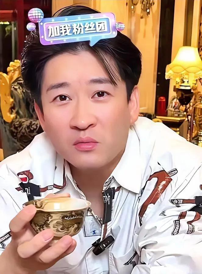 曹云金离开了德云社，自己成为了最大的师父，每晚为了200万发愁。现在每晚直播