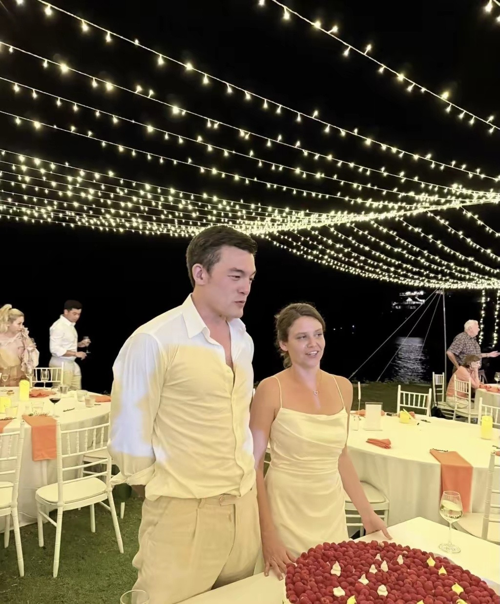 杨恭如弟弟大婚颜值神似陈冠希，身材高挑还曾拍摄广告，婚礼现场超吸睛。