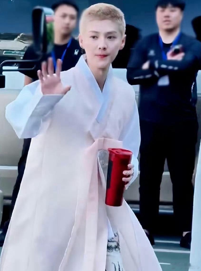 1.白鹿和李晨的关系更尴尬了，她还担心其他女星抢走她的地位，要求节目组必须给她一
