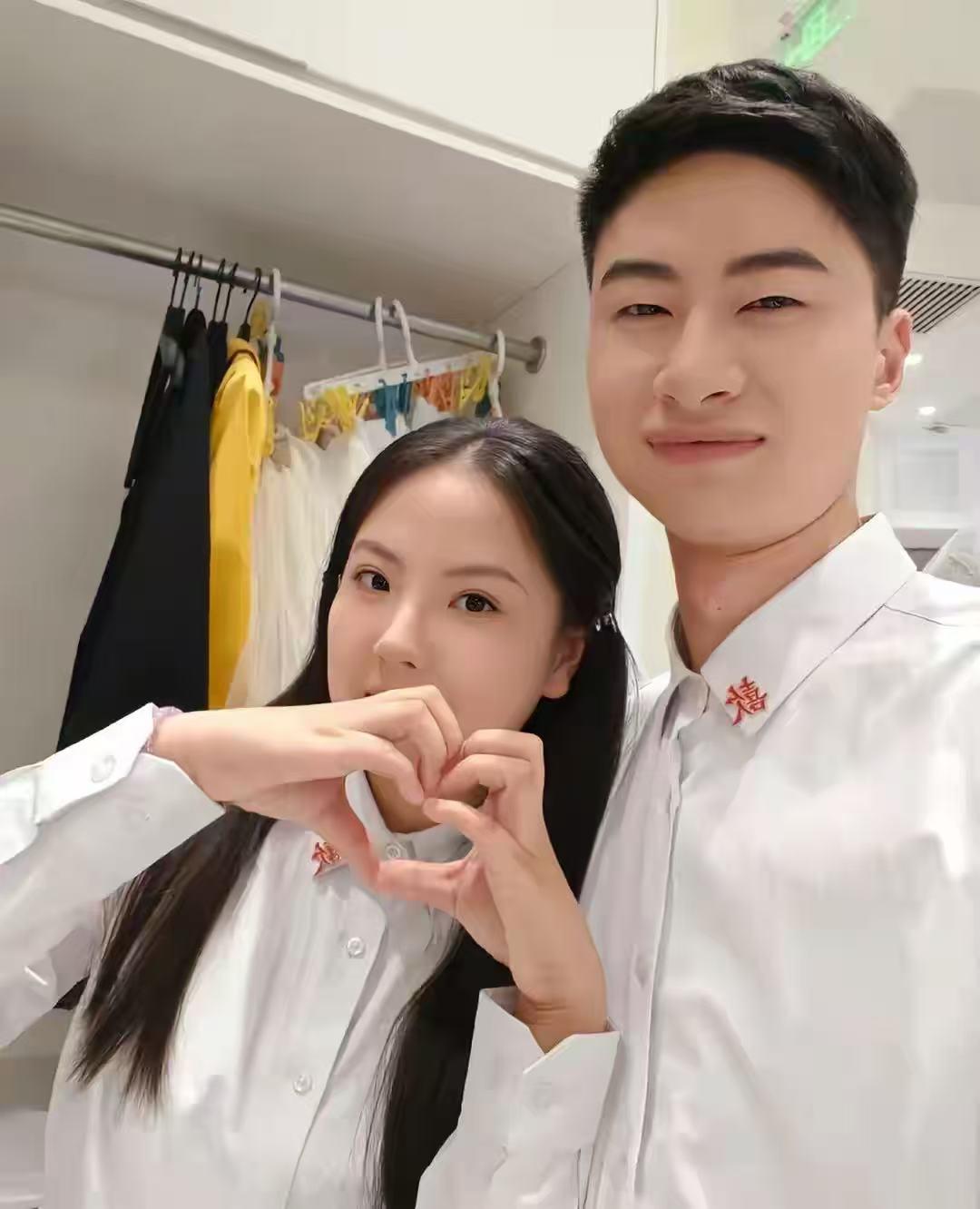庞众望回应女友发布“结婚登记照”：两人拍着玩的，还没确定领证结婚的时间网友评