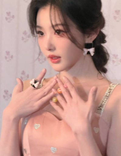 孔雪儿粉裙造型封神！慵懒卷发配钻石爱心，甜辣兼具纯欲感拉满，和男生握手瞬间，我心