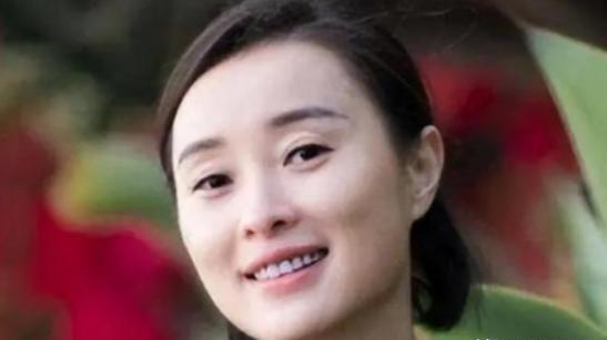 一次采访中，主持人问吴越：“陈建斌当初抛弃了你，你现在还恨他吗？”只见吴越顿了顿