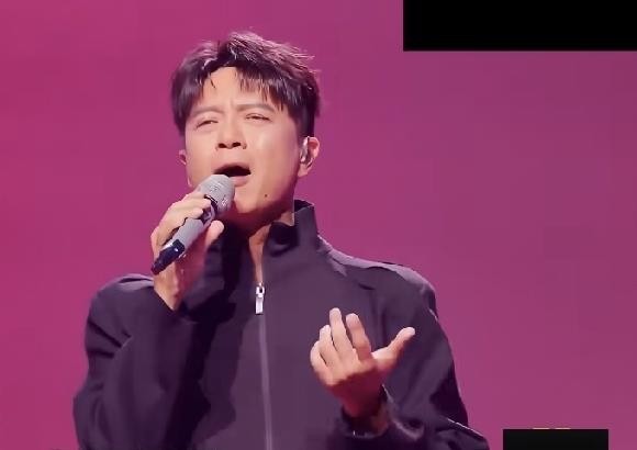 音响没坏，坏的是某些人的现场。李克勤一开口，弹幕瞬间安静了。《湾区升明月》请他，明眼人都懂。别人唱，