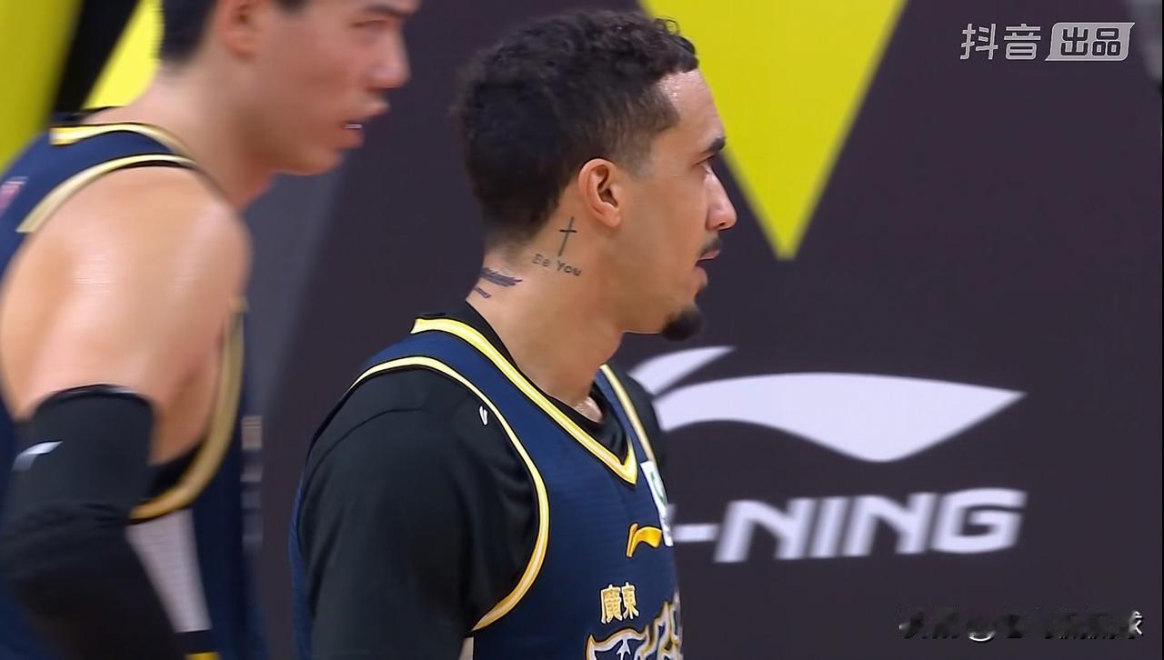 我强烈建议广东东阳光立刻裁掉外援奎因！在今天广东东阳光主场以84：94输给上海久