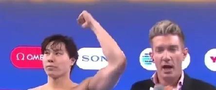 这真是霸气的一幕！原来在新加坡游泳世锦赛男子蛙泳决赛，覃海洋为游泳队拿到首金后