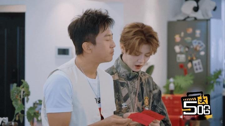 鹿晗这是什么表情马頔红肚兜福娃造型哈哈哈哈哈鹿晗的表情管理再次掉线，邓超的任务