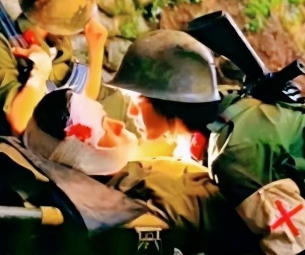 1986年，18岁的战士至死都没尝过爱情的滋味，牺牲前，奄奄一息地对护士说：“