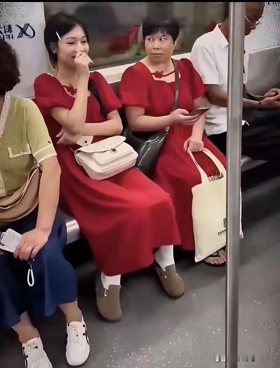 大妈非常尴尬，衣服和旁边的美女撞脸了，美女偷偷的笑。其实大妈如果单独自己穿，也