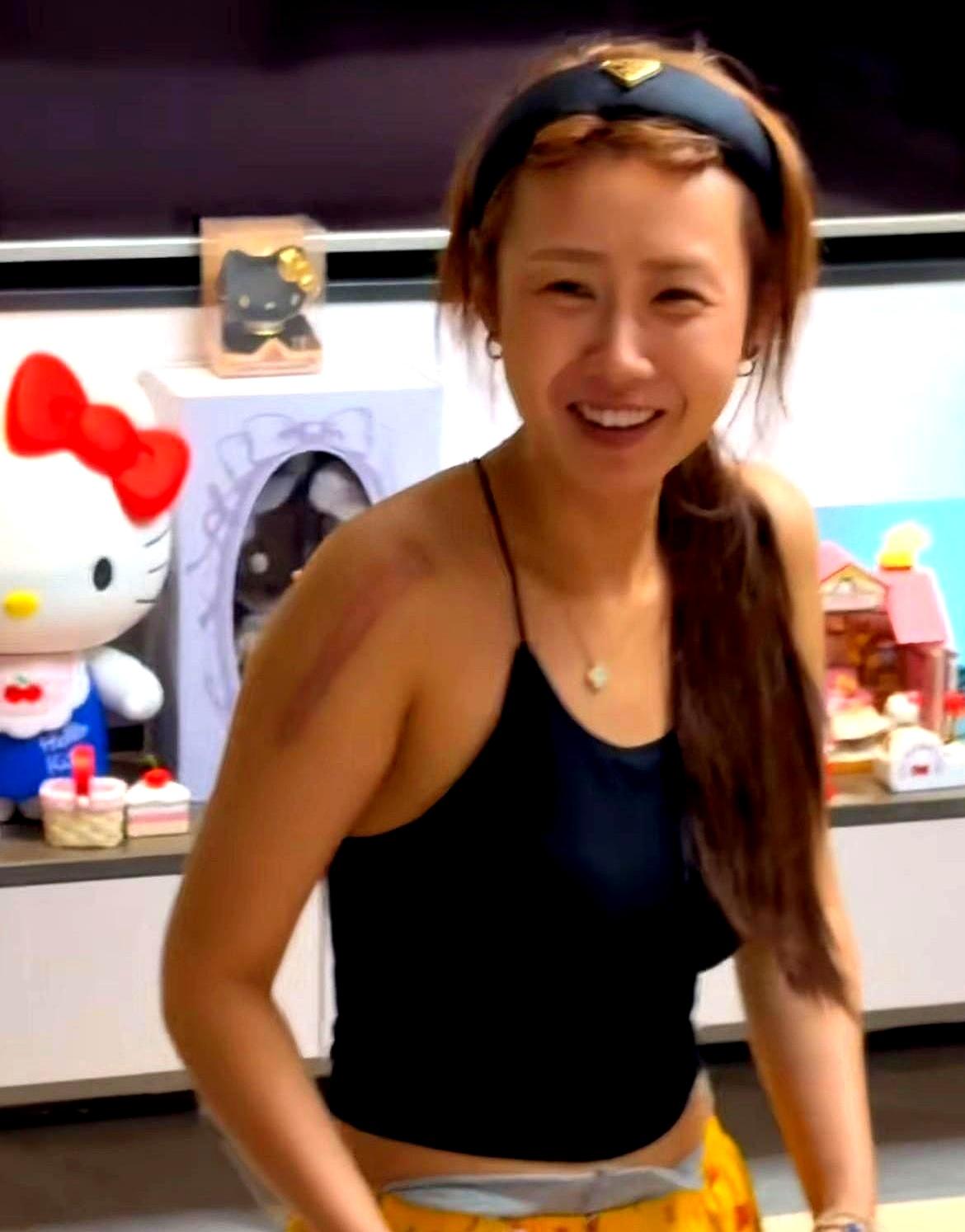 你敢信？一个女网红在家拍视频，竟被亲哥当场“抓包”穿情趣内裤，结果真相让人笑出