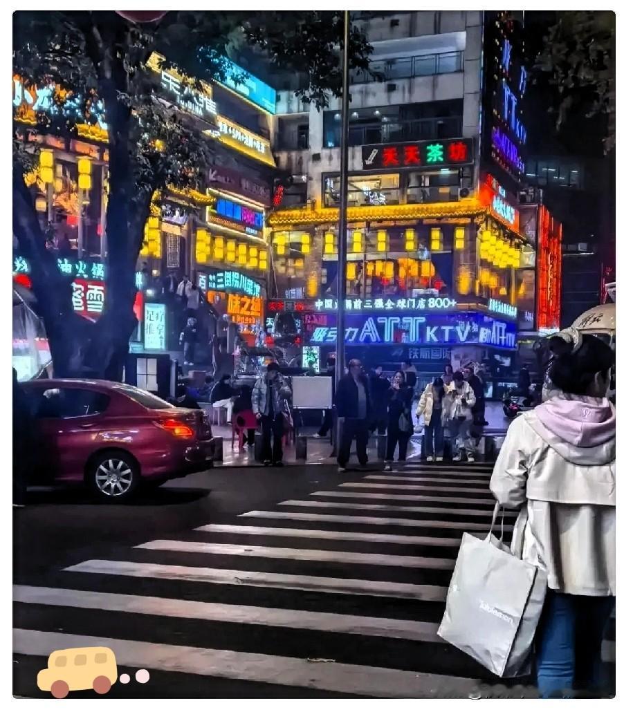 女生在KTV被起哄，连打三通电话喊男同事来救场，前两个都说睡了，第三个真打车赶到