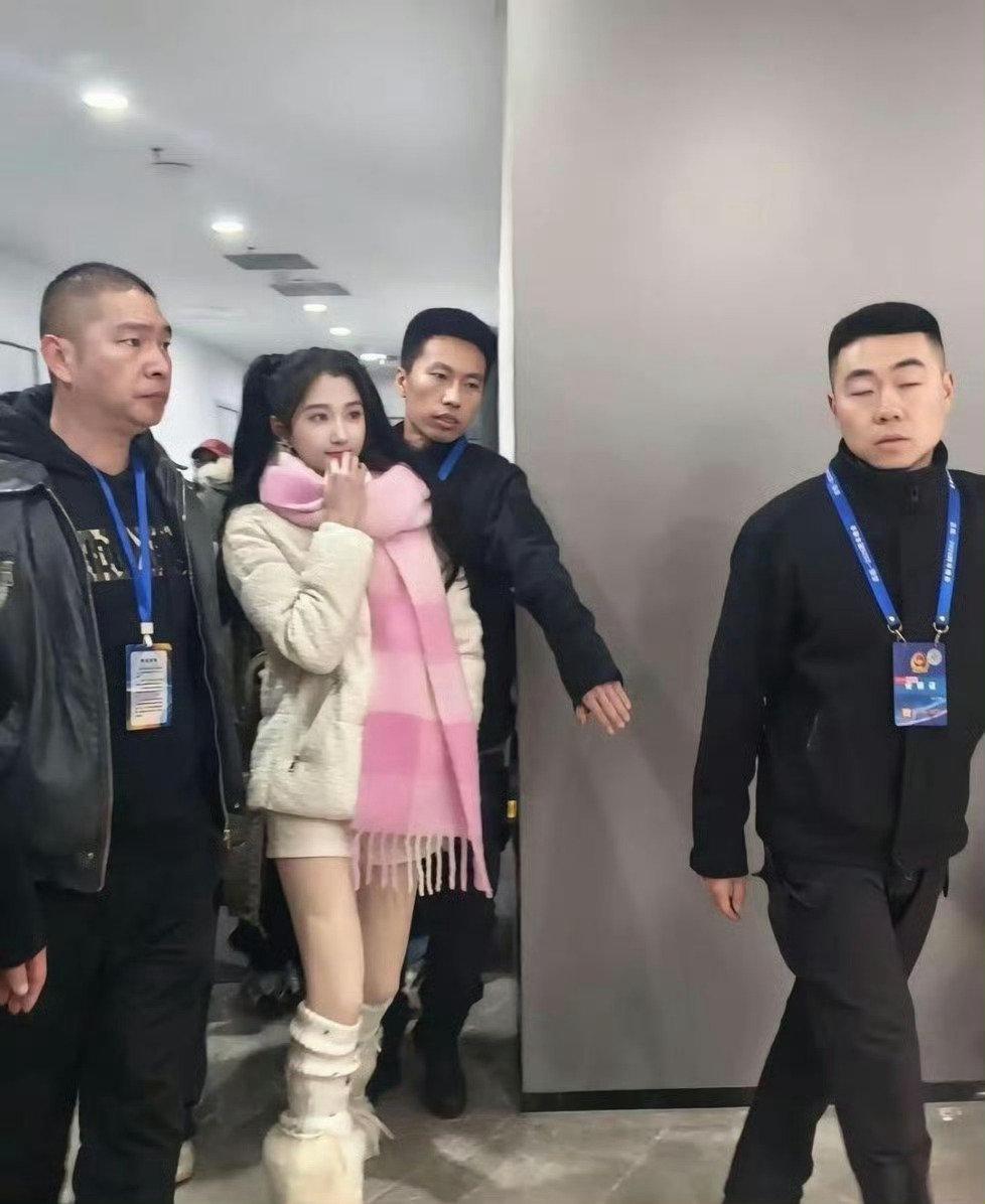 这是谁家的小萝莉呀，关晓彤的这个造型也太好看了吧，感觉还像是那个十七八岁的关晓彤