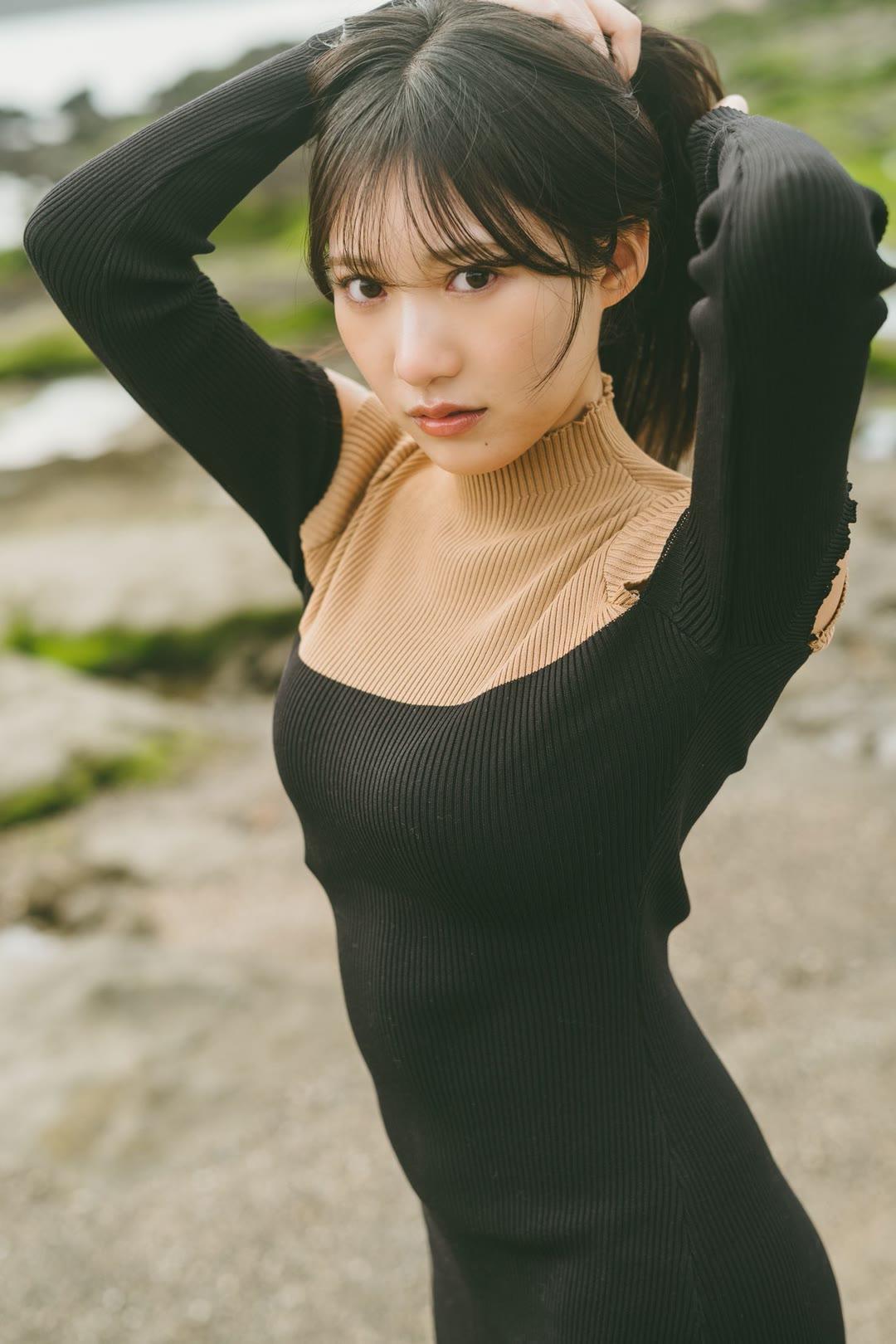 海边少女，黑衣黑发，温柔眼神，自然背景，时尚穿搭。