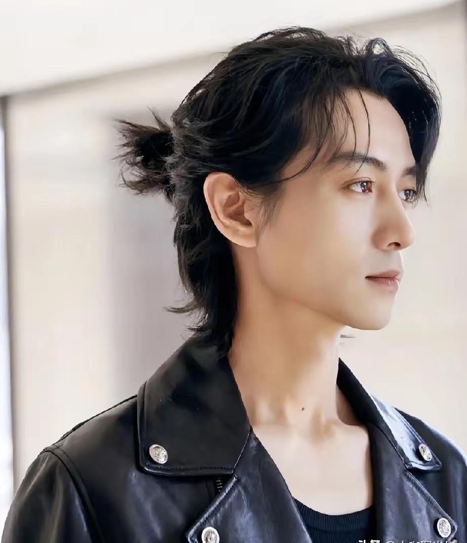 陈晓最近“失踪”了。《黯夜明探》剧组的人说，推开热搜，他在一线刑警队的夜间巡逻