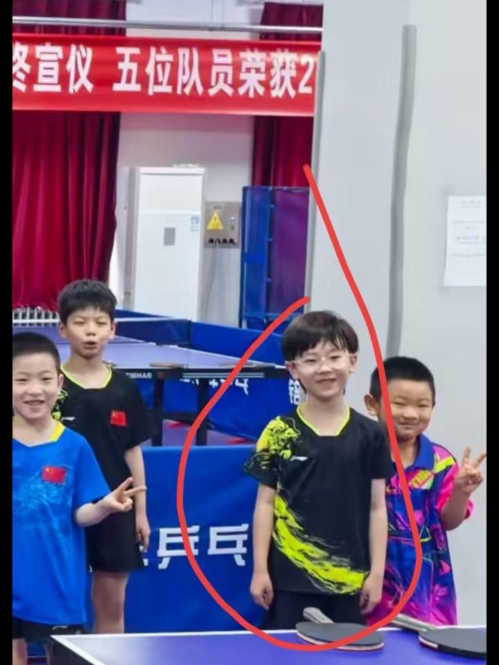 6月7日梁靖崑陪儿子打球——真是一个好爸爸梁靖崑在培养孩子打乒乓球，每一次刷