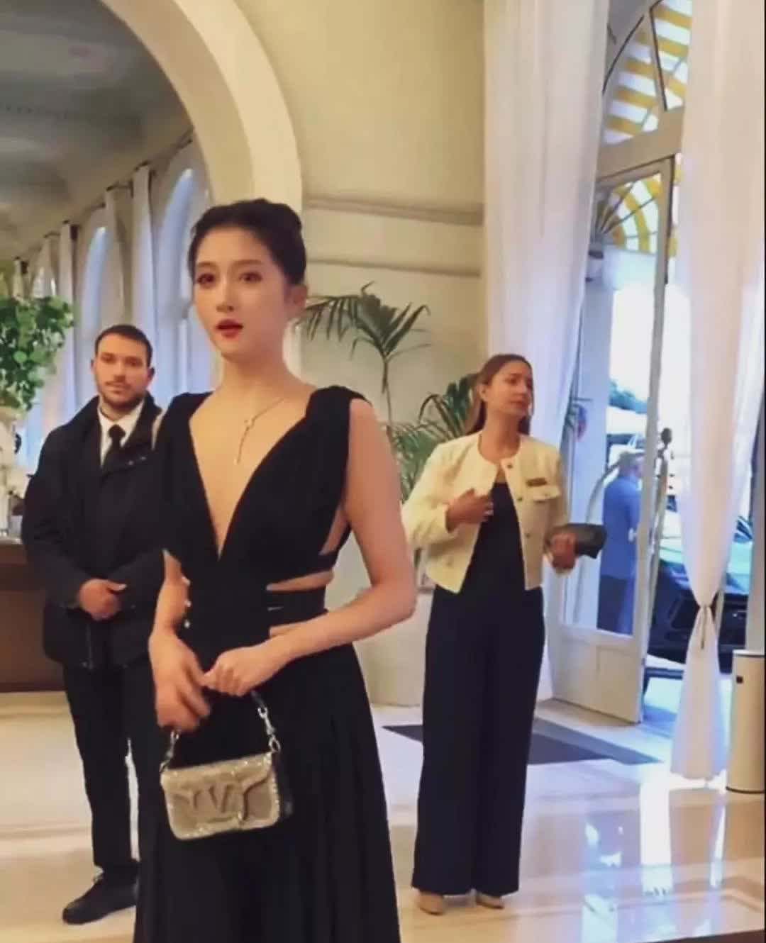 关晓彤这次是开了外挂吧？这裙子简直是为她量身定做的——大骨架？水桶腰？不存在的！