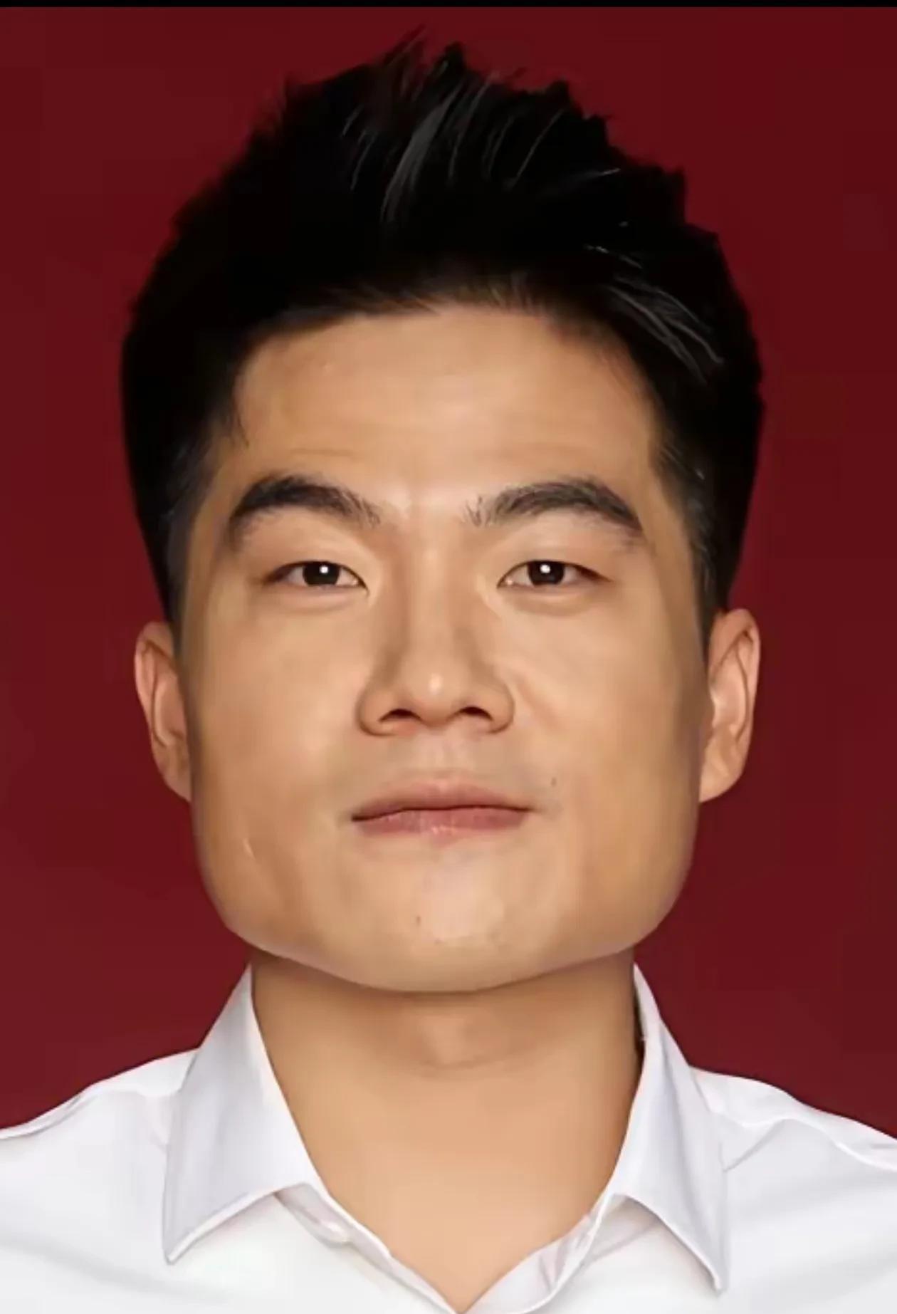 婆婆从不上网，我今天给她看了董宇辉的照片，老人说这孩子面相不一般啊，首先额头高阔