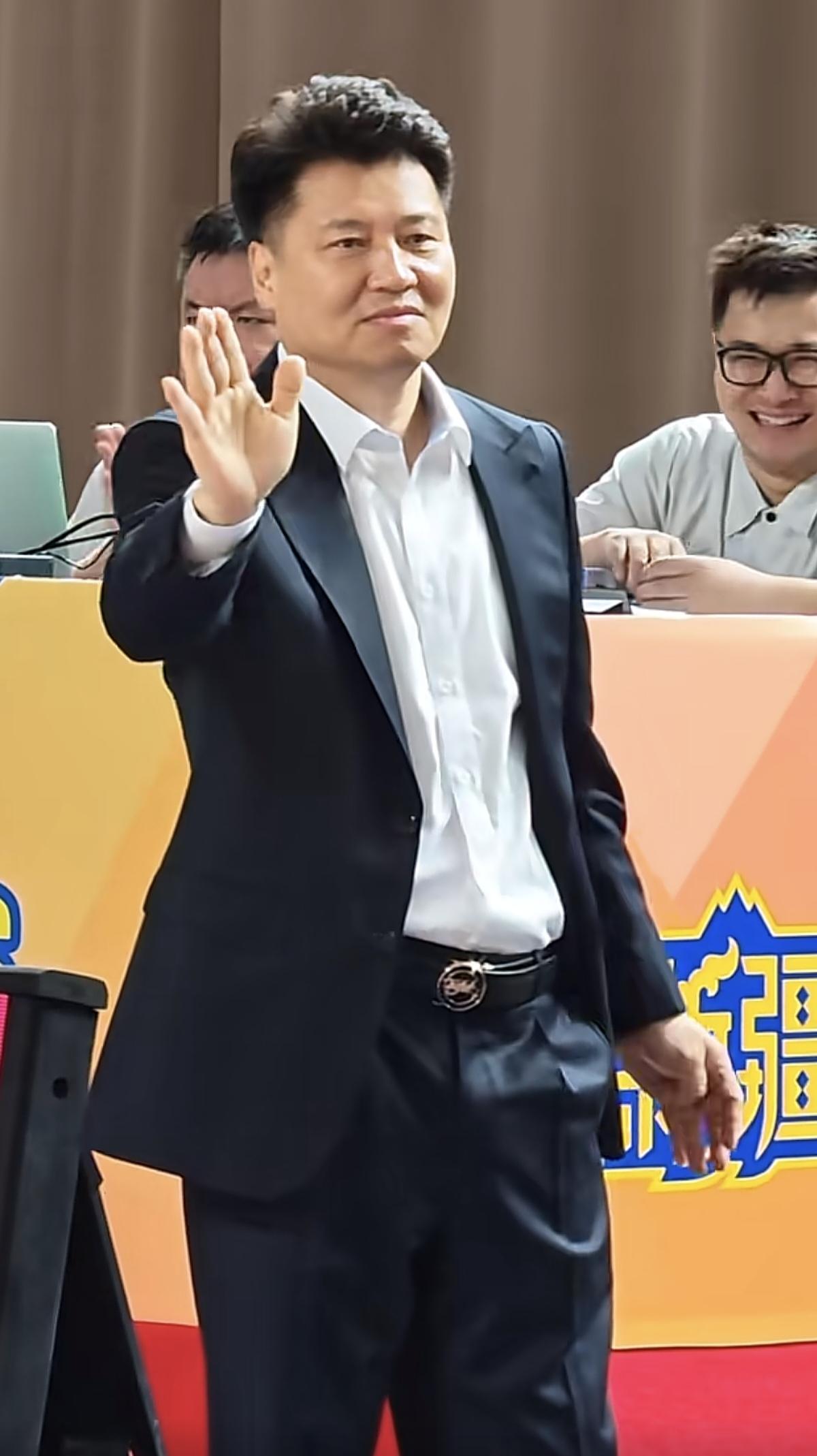 新疆男篮不敌深圳的原因是什么姜正秀，这位新疆男篮的助教，从新疆青年队的主帅，再到