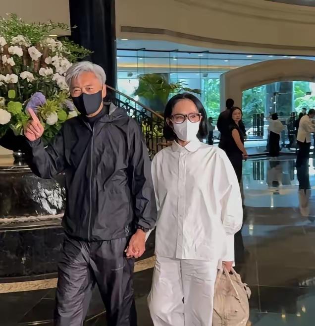 你不得不服施南生，今天在她的追思会上，余安安和周润发离婚几十年了，居然是第一