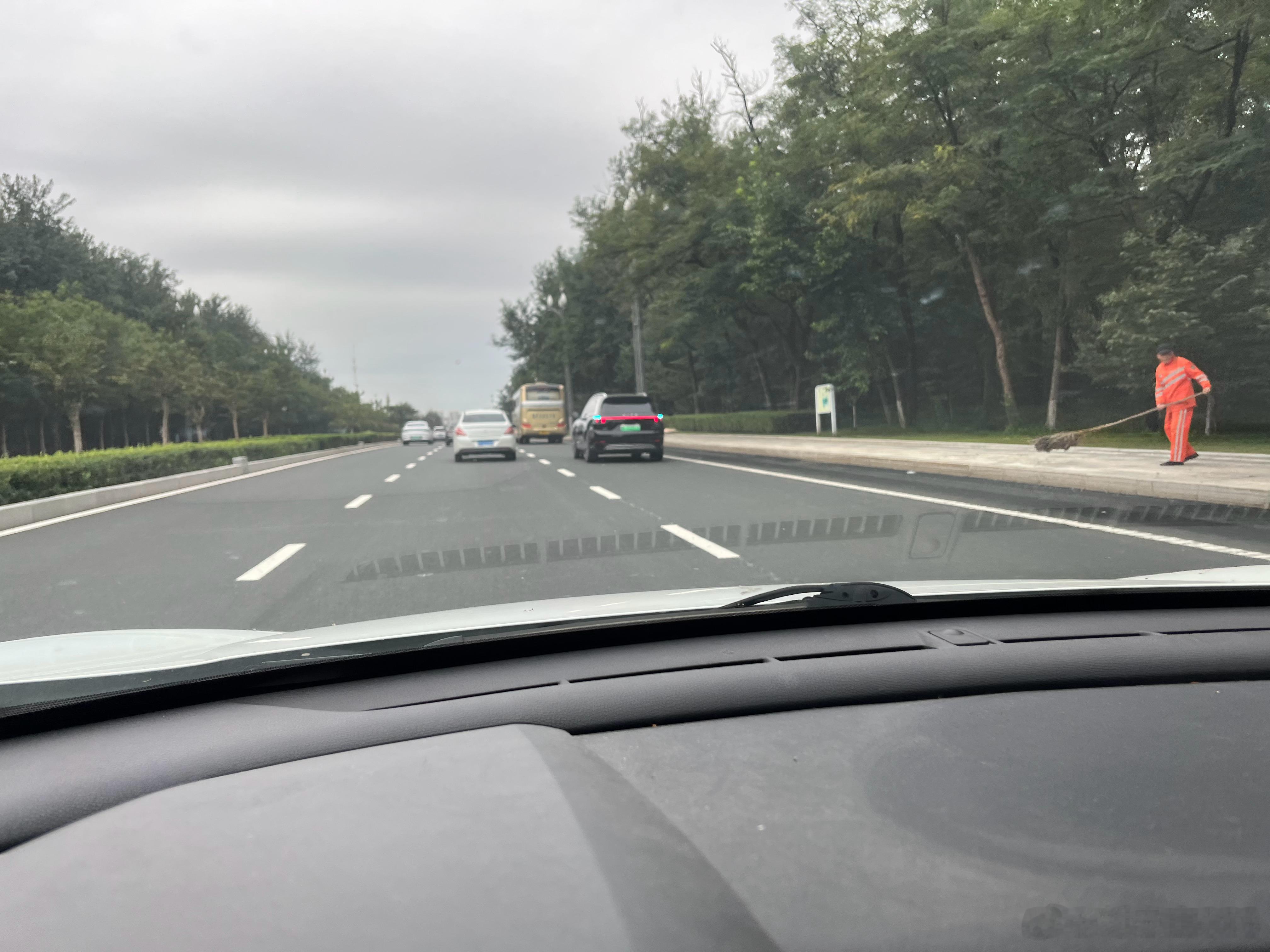 “并行了一路，但就在那一刻人类战胜了智驾”跟机器人开车，沿着同一条道路一路并行，