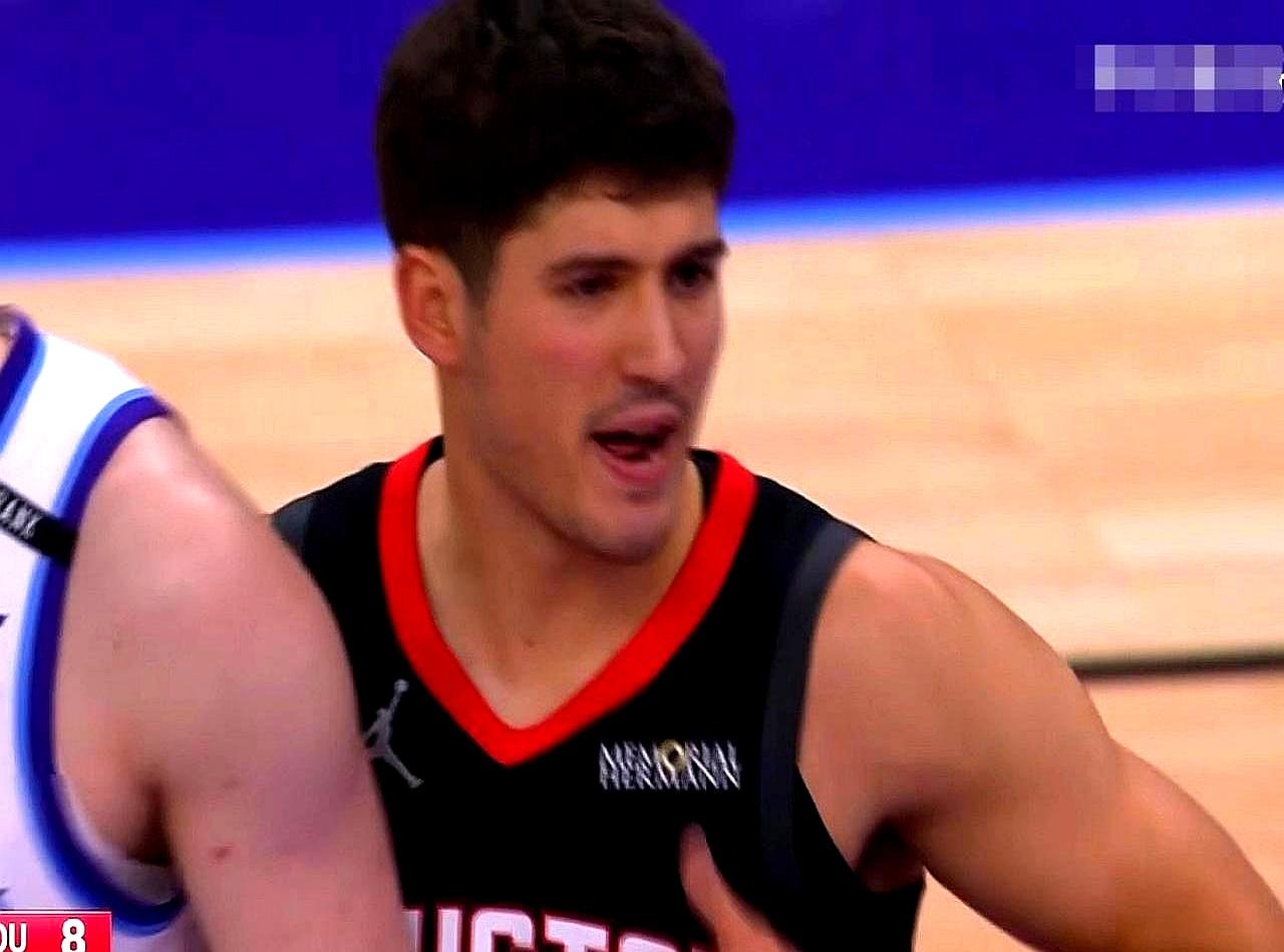 很有意思，乌度卡有意无意的祭出了“父子”组合。杜爹不在场上，谢老七就把进