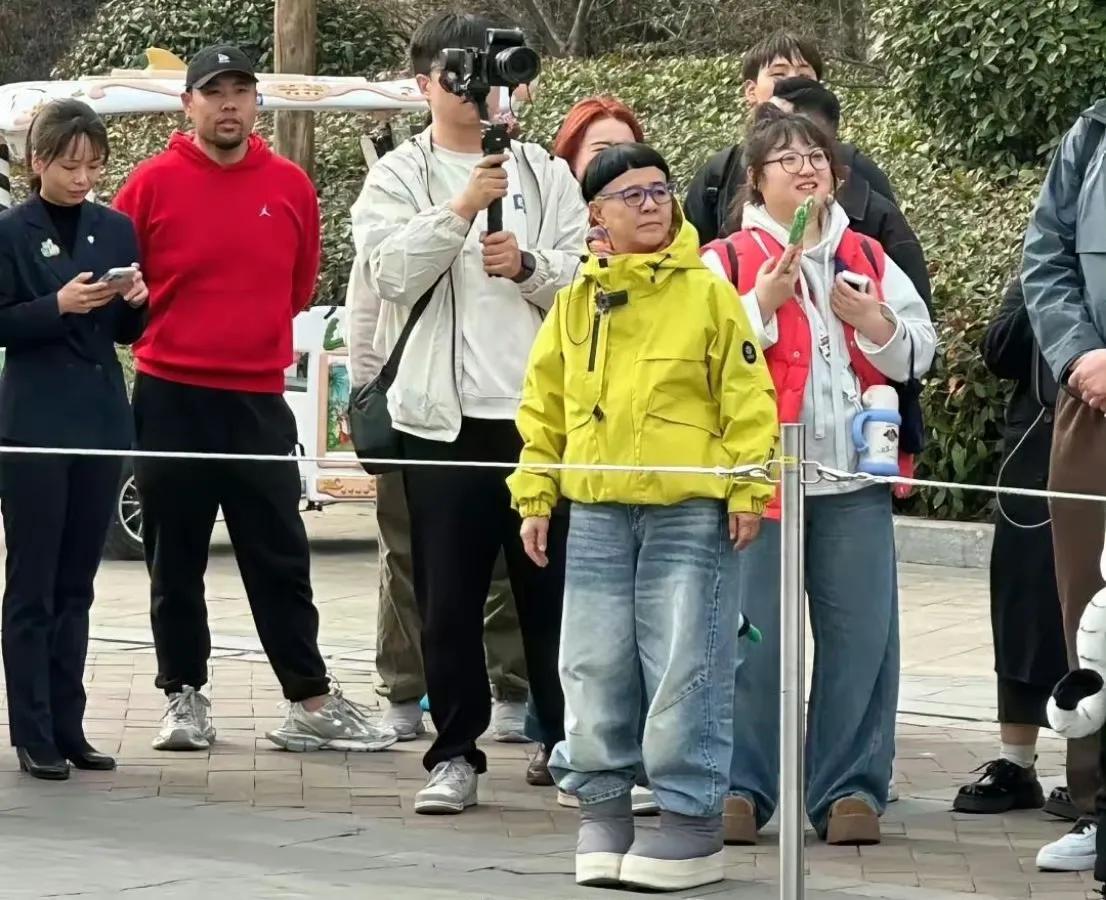 金龟子都当奶奶了，还是这个造型。这么多年过去，造型基本没变，她就这么乐此不疲地穿