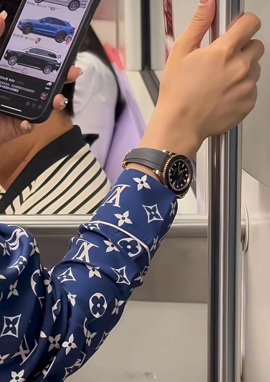 这是在开玩笑吧？穿成这样坐地铁，简直是我在地铁里见过最“壕”的人了。